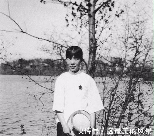 八个字@为何“冰心”的孙子在她墓碑上刻“枉为人表,教子无方”八个字