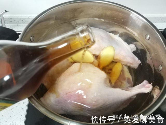 金黄|沙县小吃10元一只的鸭腿,在家9.9元卤一锅,色泽金黄诱人超好吃