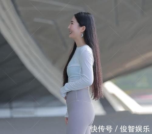 美丽 身材好的小姐姐穿灰色瑜伽裤,美丽大方,清新淡雅