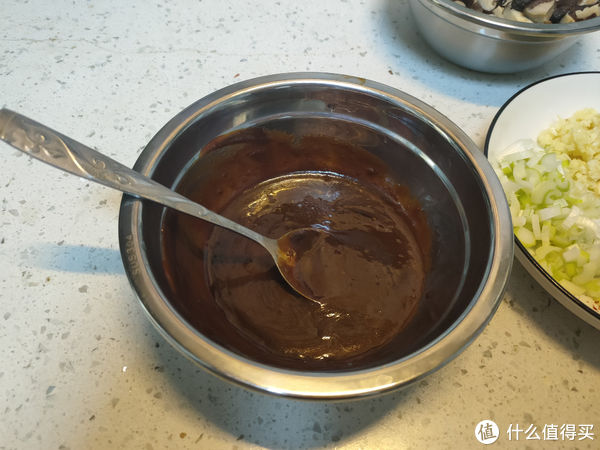 香菇酱不用买了，在家就能做，酱香浓郁无添加，拌米拌饭都合适