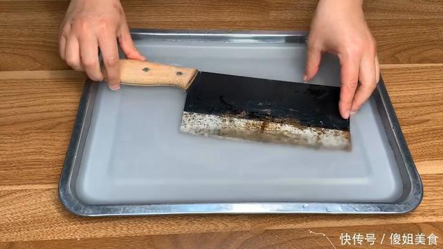 磨菜刀，10个人9人错，用这方法，菜刀立马锋利，比磨刀石还好用