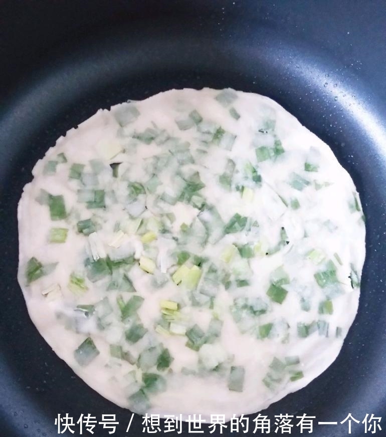 剩下的饺子皮怎么办？加点葱花擀成饼，煎一煎，满口酥脆