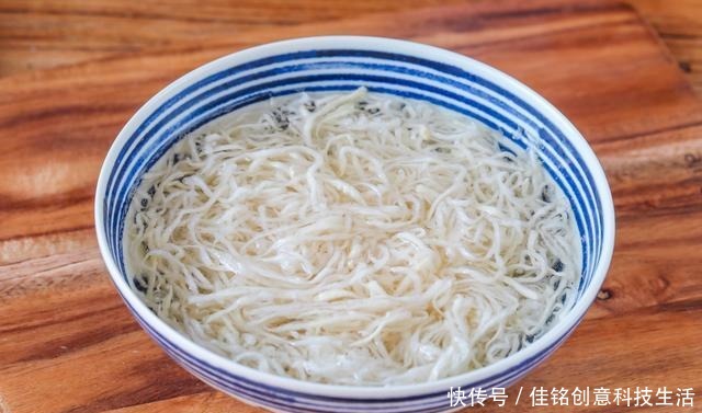 农村|农村大伯每天拿它当饭吃,城里人想吃只能咽口水,真羡慕