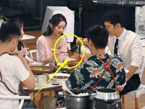 鸡腿|黄晓明偷偷给赵丽颖夹鸡腿,谁注意颖宝当下反应难怪冯绍峰不疑心