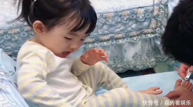 伤害|爸爸给女儿剪指甲，妈妈也把脚伸了过去，果然没有对比就没有伤害