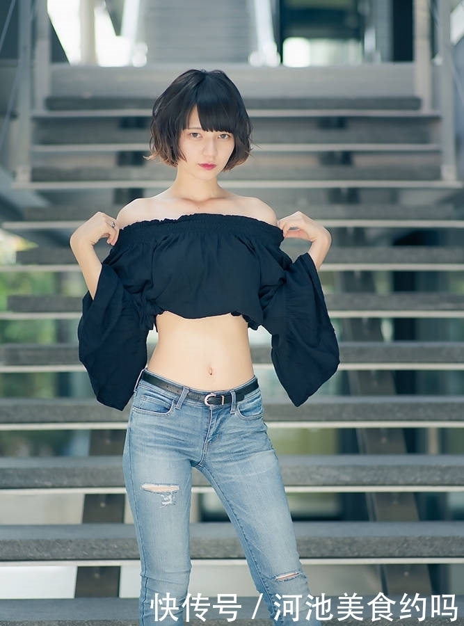 时尚穿搭：牛仔裤搭配露脐上衣，秀出娇艳动人的气质。