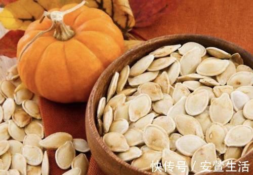 营养成分|糖尿病人吃南瓜子降糖?吃的越多越好吗?