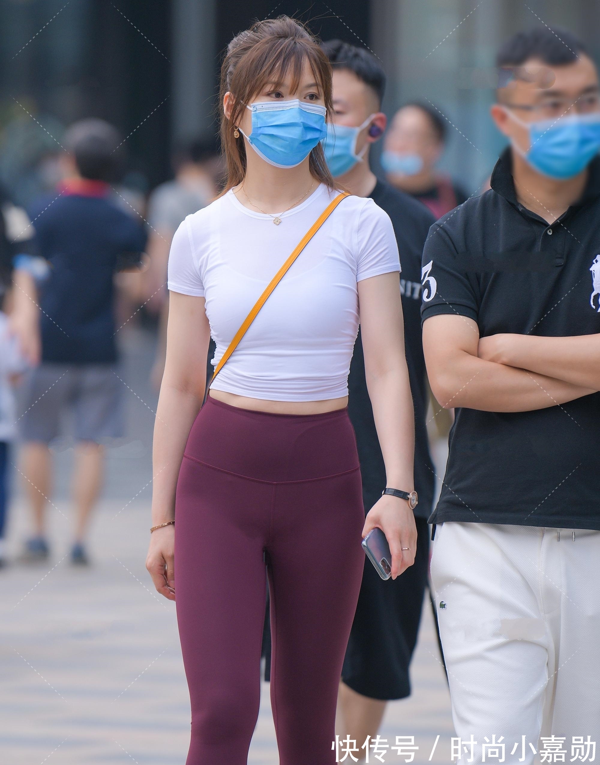 小挎包 枣红色紧身裤搭配明黄色小挎包,端庄优雅,明朗活泼