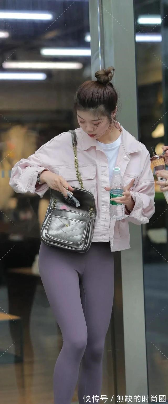 瑜伽裤 打底裤的穿搭展现恰到好处的时尚美，格外讨人喜爱！