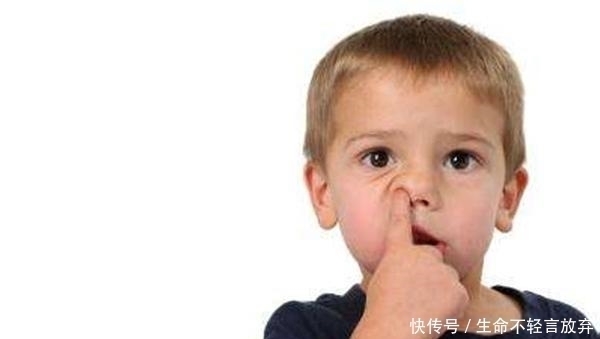 小君|从小爱“挖鼻孔”的孩子,长大几乎逃不过这3种结局,父母别忽视