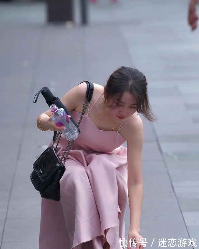 街拍 微风吹来，一种“凌乱”的美，更加迷人！