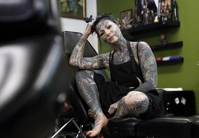 网红|芬兰网红穿上婚纱搭配纹身很美，携手新郎向粉丝炫耀独特婚礼