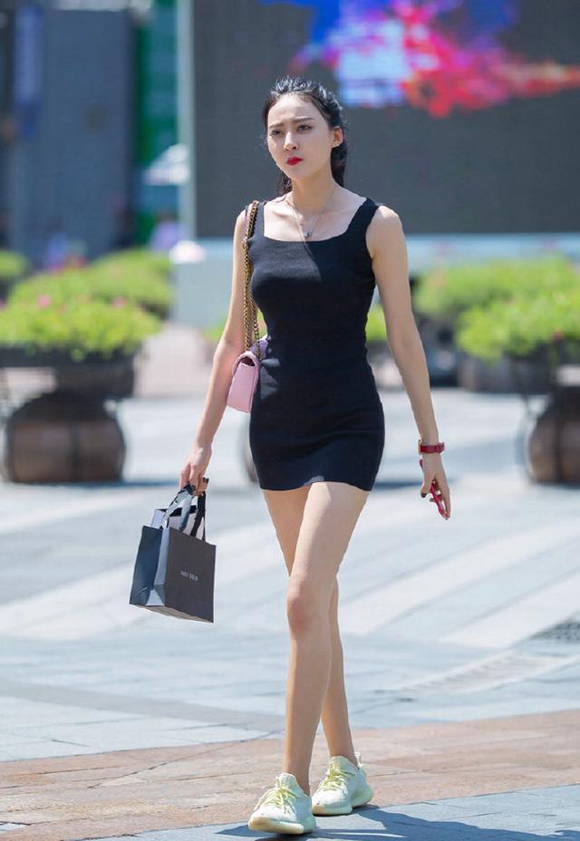 肩带|换上休闲个性装扮，让你轻松展现青春风采，随性自在的感觉