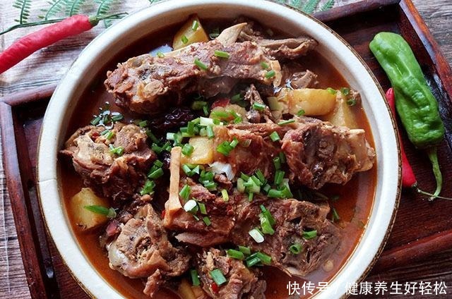 冬天吃肉,我常买它,比排骨便宜,比牛肉鲜香,炖一炖滋补又馋人