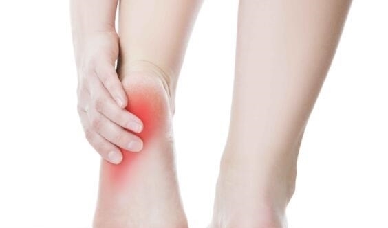 尿酸高小心痛风发作,喝水加它可防痛风,牢记这6点可保命