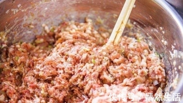 鲜嫩|拌肉馅，先放油还是放盐都不对，教你大厨做法，鲜嫩多汁又入味