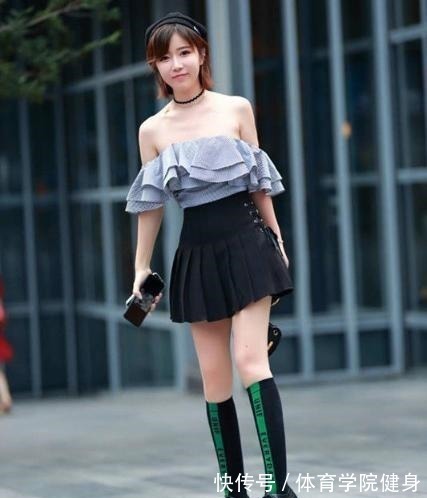 百褶裙 一字肩皱褶衫搭配黑色短裙,气质迷人,时髦又洋气!