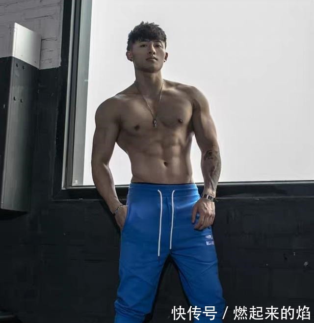 男模|硬朗帅气穿着紧身运动裤的肌肉小狼狗，男模身材的男生肯定招人爱！