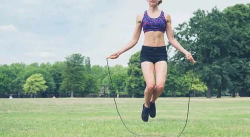 马甲线|跳绳是一种能锻炼出马甲线的运动，跳绳前注意这些事，有助于减肥