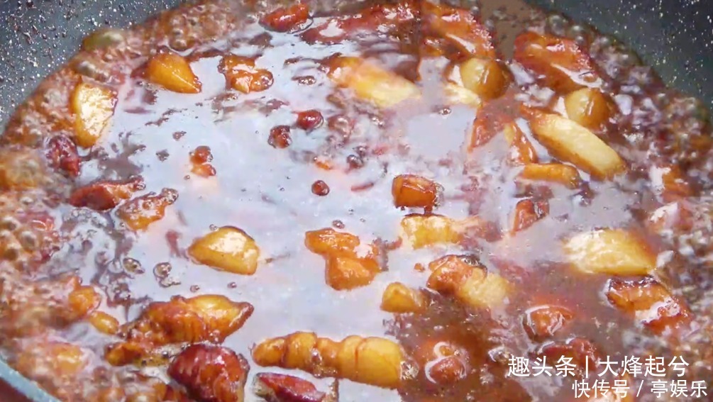 猪肉炖粉条,天冷吃太爽了,上桌连汤汁都不剩,简单炖一锅不够吃