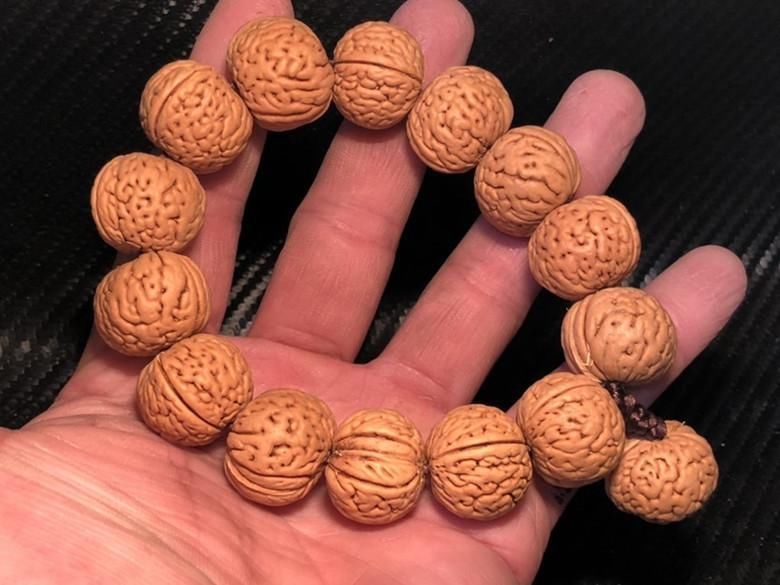 菩提子|文玩核桃还是文玩桃核手串到底应该怎么选？这3点给你指明方向！