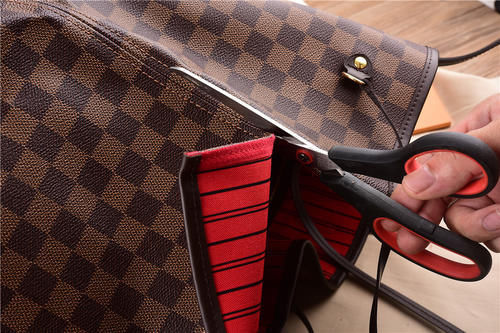 给iPhone穿上一身LV棋盘格纹，一次朴实无华的跨界之旅！