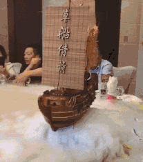 |搞笑GIF:带着一群狗晚上走夜路,看谁敢欺负我