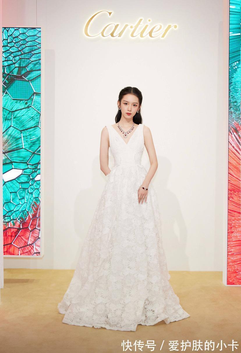 氛围感|周也的脸看着就很“贵”,就算穿着小清新碎花裙,也有高冷气质