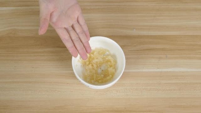 今天才知道,大蒜两头有个小机关,轻轻一捏就能去皮,太省事了