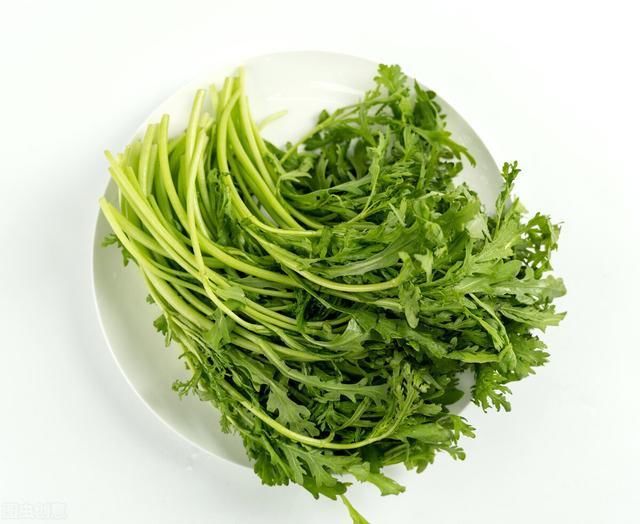 辣椒|夏天，遇到“皇帝菜”别手软，加辣椒简单一炒，清脆又新鲜