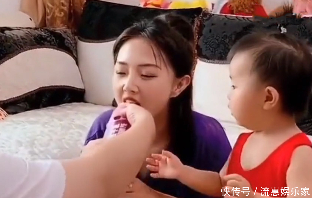 爸爸|爸爸只喂妈妈东西吃,闺女的眼神透着杀气,小棉袄生起气来可爱