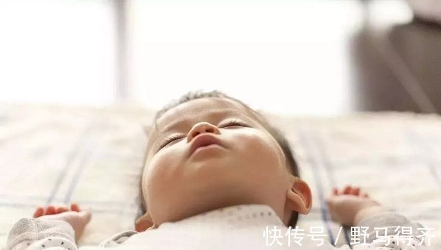 晚饭|宝宝晚上睡觉频繁踢被子,宝妈累够呛,5种原因看看你家是哪种