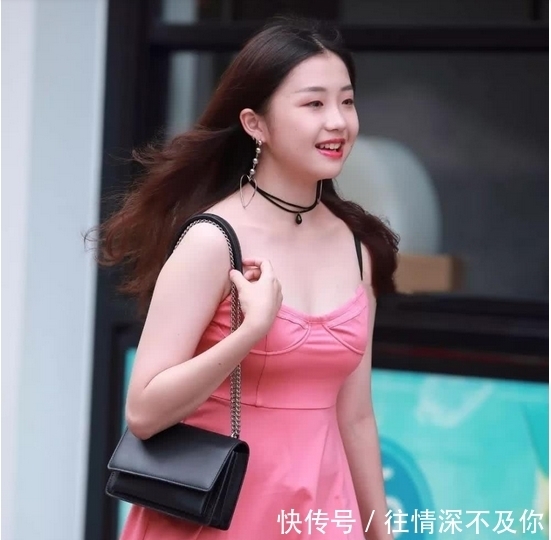  美腿|美女街拍：穿着温馨好身材的妹子，飘逸灵动美腿修长又有个性！