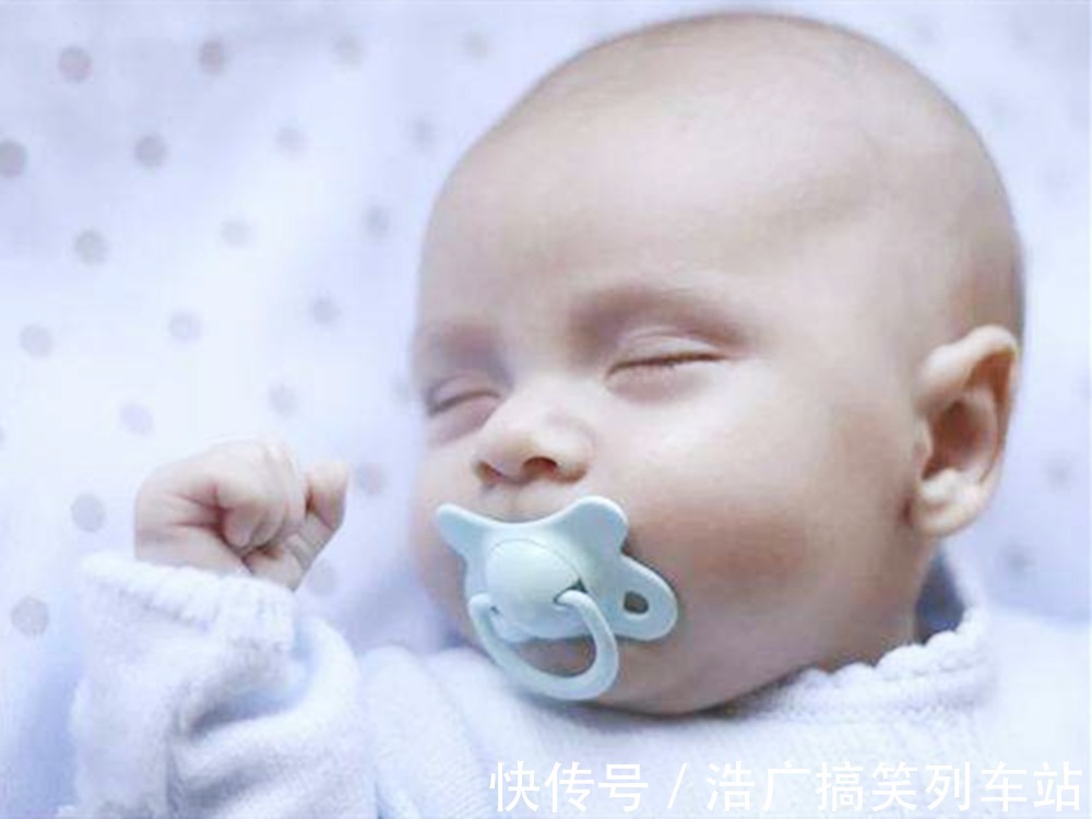 围嘴|宝宝长牙碰上秋天,皮肤长口水疹怎么办?妈妈勤快护理为上策