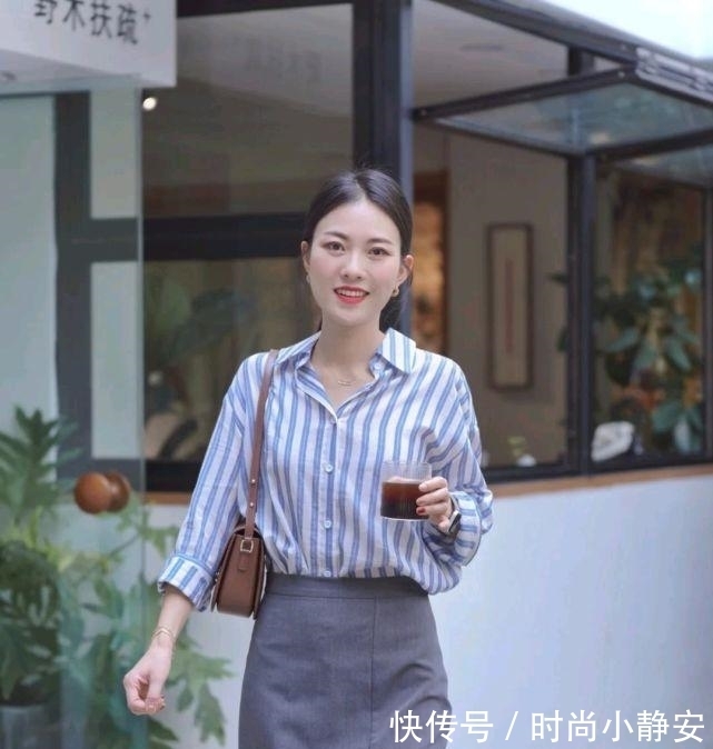 优雅 成熟女人的早秋穿搭如何搭配?可以选择简约款,呈现出优雅大方