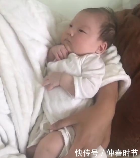 瞌睡爸爸|“瞌睡爸爸”走红网络,看宝宝无奈的眼神,网友谁哄谁睡觉呢