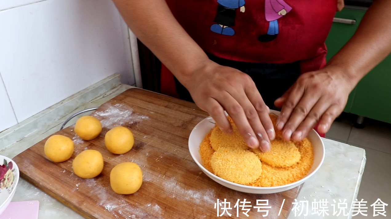 南瓜新做法，不做南瓜饼，不蒸馒头，越吃越想吃，做法超简单