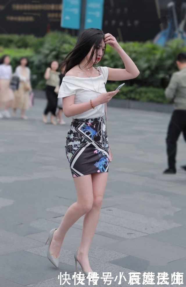 路人街拍,美女选择了一件一字肩的翻领衫,看上去更加优雅大方