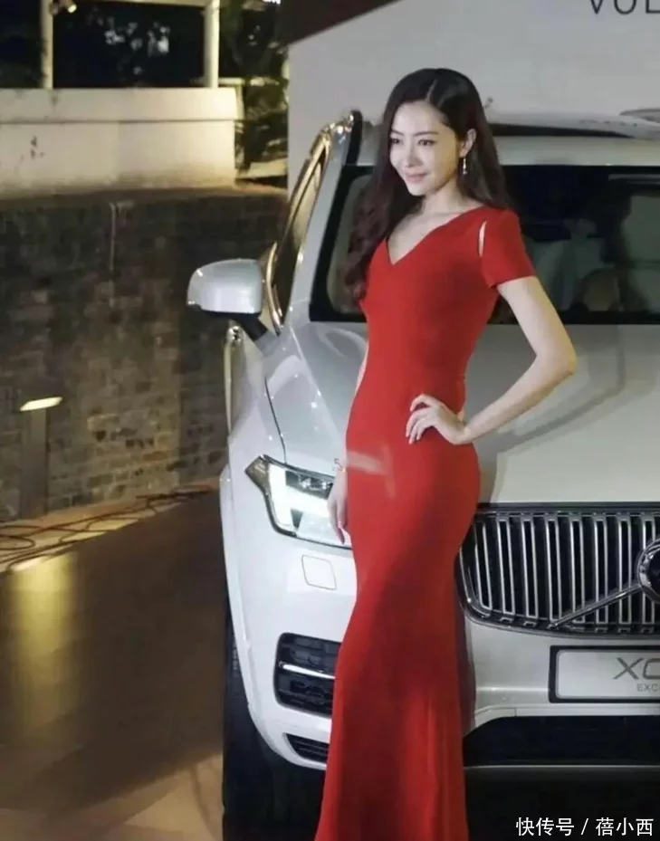 “熊黛林”中国红好养眼，穿一袭正宫大气连衣裙，女王气质好性感