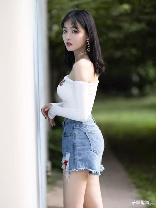 一个甜美的美女，穿着“筒顶长袖”展示身材，被“颈环”抢走了