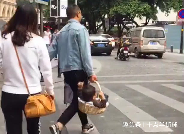 篮子|“随性奶爸”拎着娃上街火了,网友娃怕是买篮子送的吧