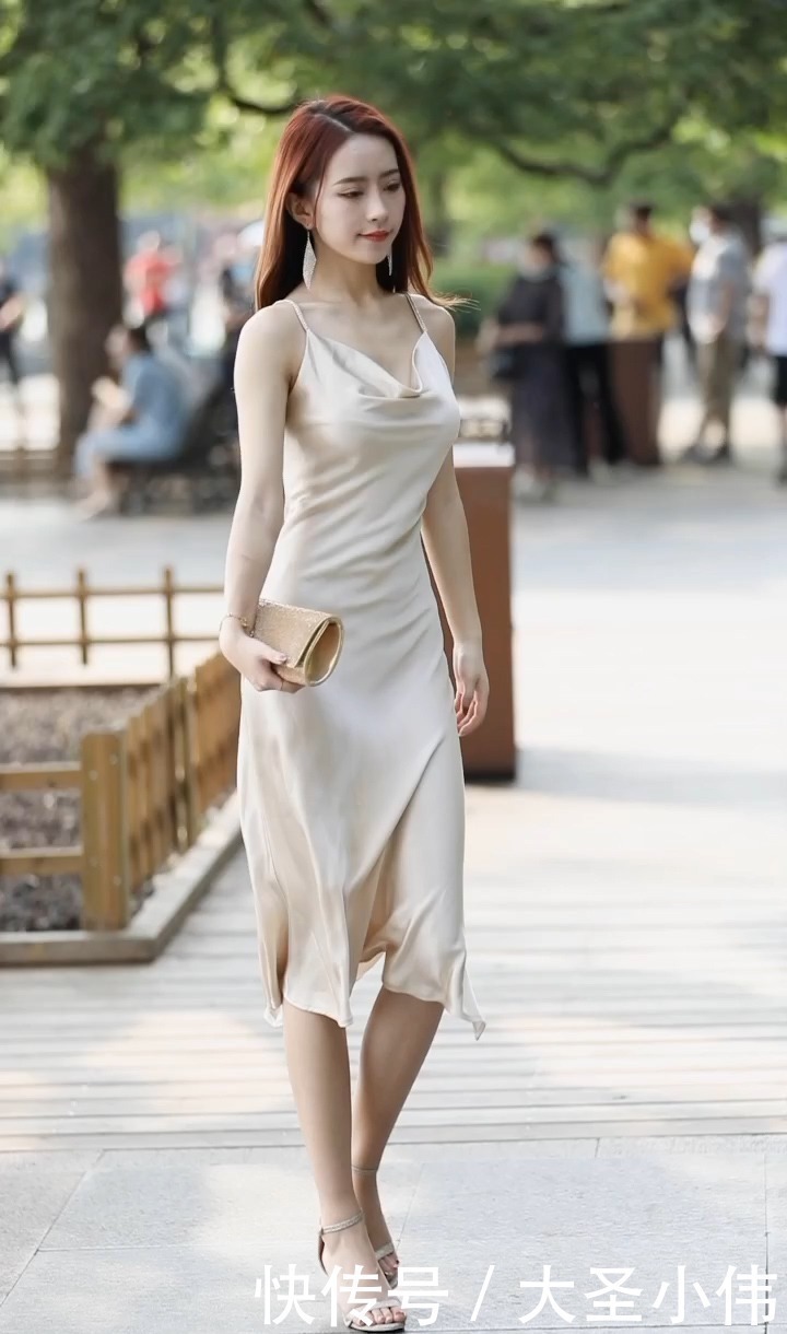 美女街拍御姐风的小姐姐,微卷长发显气质,丝滑绸缎连衣裙太衬好身材