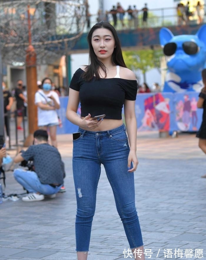 微胖 微胖美女这么穿,一字肩衫配九分牛仔裤,美的自信又有活力
