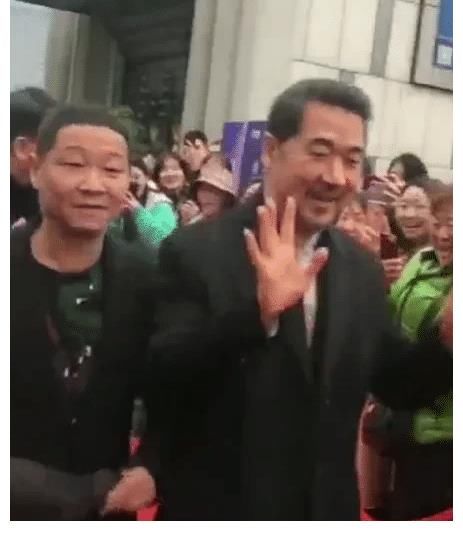 康熙微服私访记 主持人问赵亮：你都和张国立搭戏了，怎么又突然不务正业，跑去养鸡了呢？