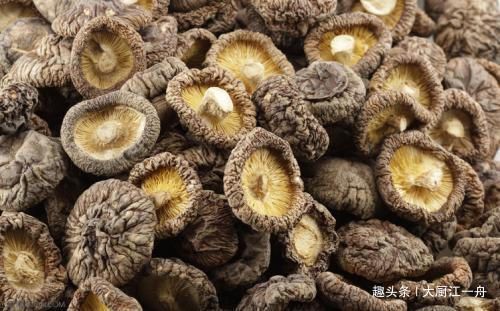 买香菇时，挑颜色深的还是浅的的菜农教你4招，别再买错了