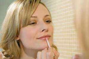 涂口红,还在傻傻抿嘴唇这4步缺一不可,不然别怪口红粘杯掉色