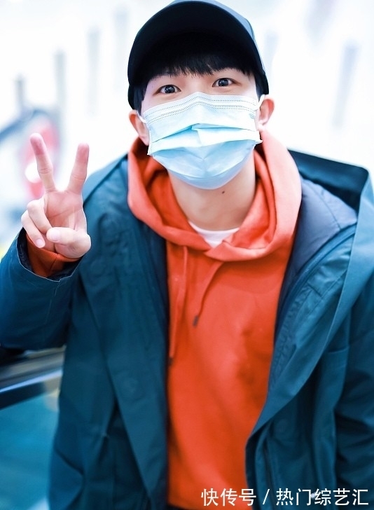 棉服 周深虽然不是很高,不过穿搭好有范,橘色卫衣配长外套,简约帅气