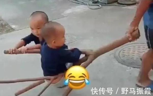 双胞胎|太爷爷遛娃神车火了，双胞胎玩嗨了，网友：再好的玩具车也比不上