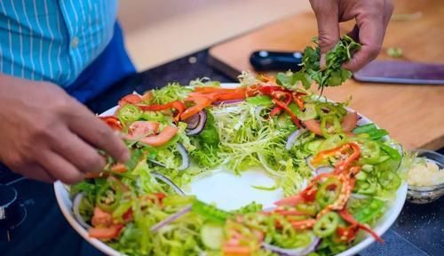 蔬菜根都是厨房垃圾？错，3种蔬菜根别再扔了！全是“养生法宝”