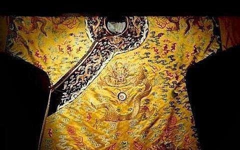 古代皇帝龙袍禁止用水清洗,那时间久脏了怎么办?贫穷限制了我的想象力